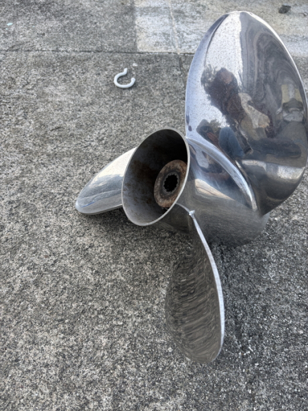 スズキ ステンレスプロペラ　3×16×18.5R　2012年旧型ブッシュ用