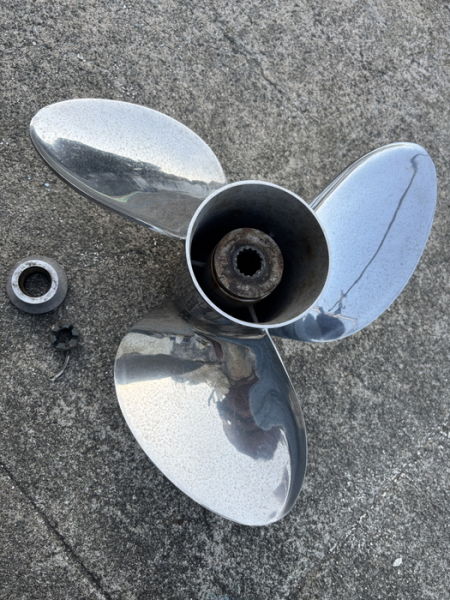 スズキ ステンレスプロペラ　3×16×18.5R　2012年旧型ブッシュ用