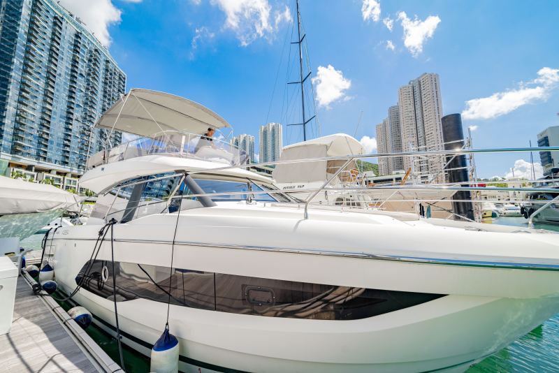 プレステージ 420 香港にある中古艇です！