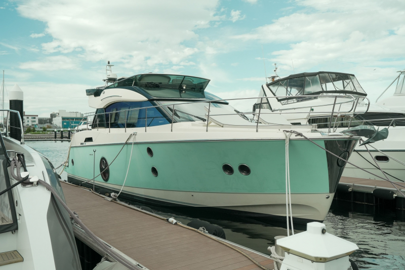 MONTECARLO YACHTS MC5 在・横浜ベイサイドマリーナ