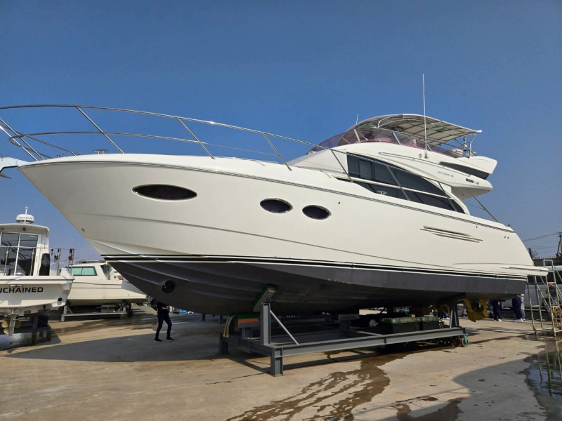 Princess Yachts 43 委託販売艇