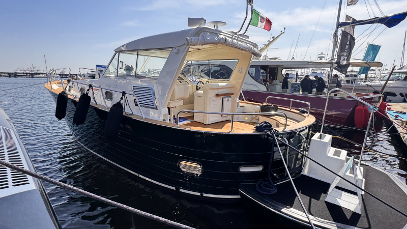 アプレアマーレ 40Cabin 在神奈川｜APREAMARE 40 CABIN｜クラシックゴッツォ・2016年エンジン換装・2026年大型整備済み／内外装リフィット実施艇