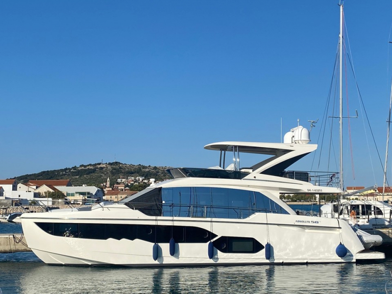 アブソルート 58FLY Absolute 58 FLY｜2019年式・Seakeeper 9搭載の高装備サロンクルーザー