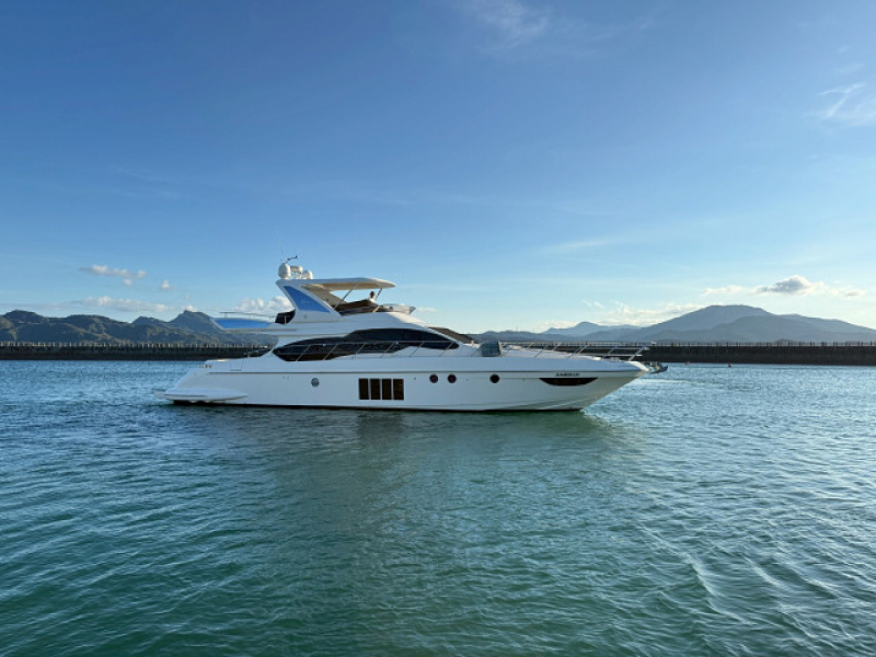 アジムット 64 Flybridge