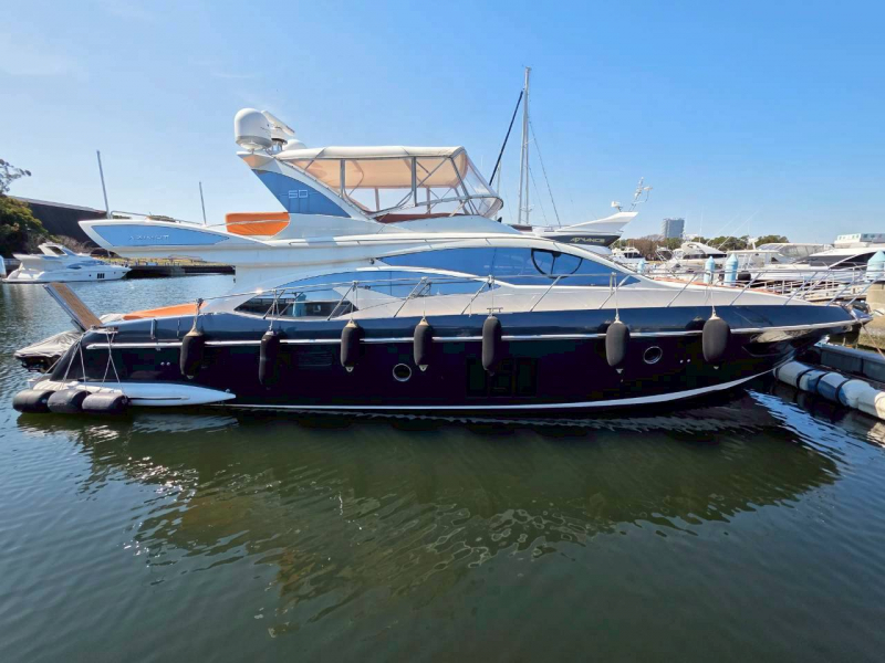 アジムット 60 Flybridge 定期メンテナンス艇、ジャイロ、ジョイスティック付き