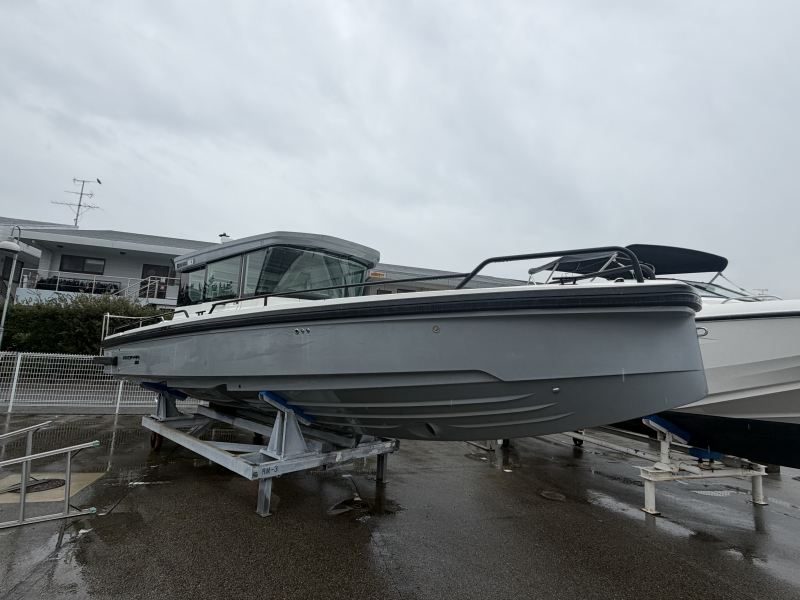 AXOPAR 28 Cabin BRAVAS仕様グレーハル300馬力ジャックプレート付