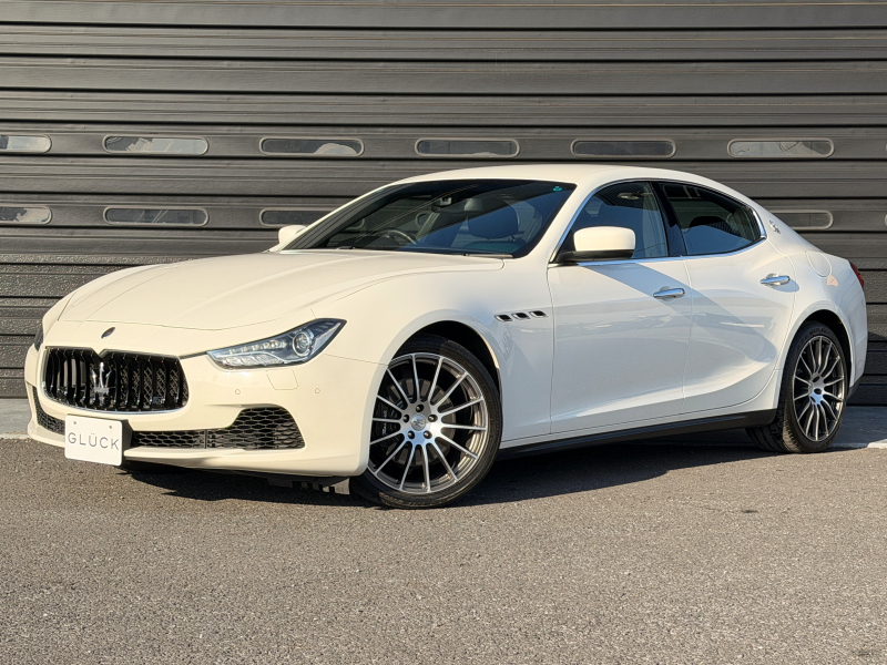 マセラティ ギブリ 3.0 禁煙車 ブラックレザー 可変バルブ付4本出しマフラー バックカメラ ヒーター付電動フロントシート 運転席側シートメモリー フルセグTV Bluetooth接続 ディスチャージオートヘッドライト 純正20インチAW クルコン