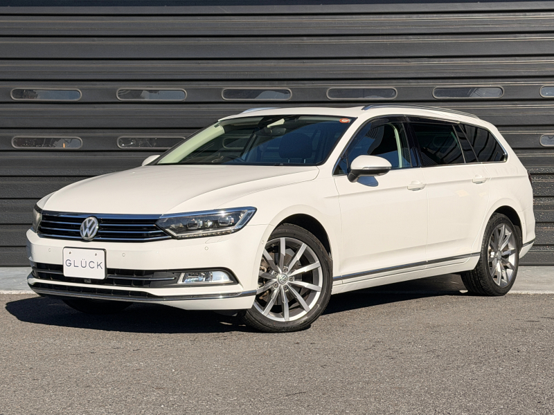 フォルクスワーゲン パサートヴァリアント TSIハイライン 1オーナー 禁煙車 黒革 スライディングガラスルーフ ヒーター＆クーラー付電動フロントシート 純正OP18AW LEDヘッドランプPKG パワーテールゲート 360度カメラ デジタルメーター デジタルTV CD/DVDプレーヤー ACC