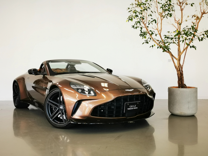 アストンマーティン ヴァンテージ Roadster 4.0L V8 RHD 2026MY 1オーナー　Bowers＆Wilkins　Interior - Inspire Sport - Duotone　21inch 5スポークフォージドサテンブラックホイール　トリムインレイ-サテンツイルカーボン(Upper/Lower)　インテリアジュエリーパック-サテンダーククローム　スモークテールライト