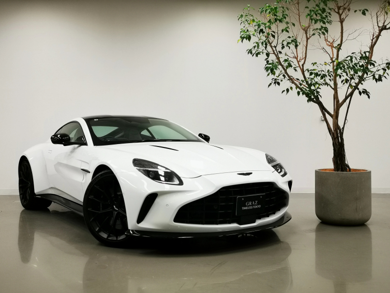 アストンマーティン ヴァンテージ 4.0L V8 RHD 2025MY 登録済未使用車　Interior - Inspire Comfort - Duotone　21inch Yスポークフォージド-サテンブラック　プレゼンティングドアハンドル　ヒーター付スポーツステリング　エクステリアパック-グロスブラック(Upper/Lower)　スモークドテールライト