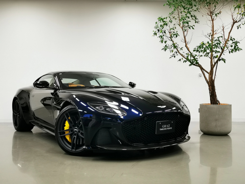 アストンマーティン DBS Superleggera 5.2L V12 RHD 2023MY　21inchテクスチャードブラックホイール　Interior - Inspire Comfort - Light Duotonen　Trim Inlay - Dyed Tamo Ash Open Pore Veneer　レザーカラーパレット　イエローブレーキキャリパー　スモークテールライト　認定中古車保証